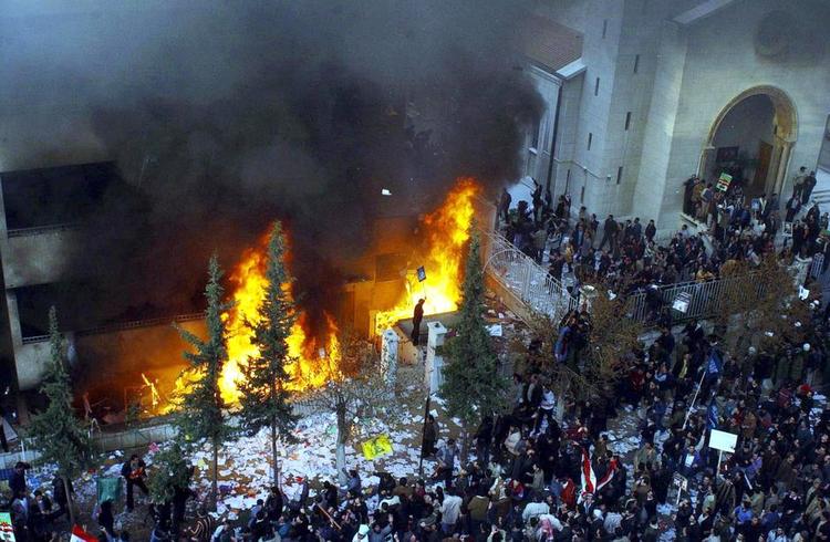 Optrapning. Protesterne mod profettegningerne blev trappet op med afbrændingen af Danmarks og Norges ambassader i Damaskus, Syrien, 4. februar 2006. 