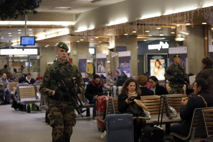 Menneskejagt. En fransk soldat  i dag på Montparnasse togstationen i Paris. 