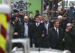 BESØG. Manuel Valls - i centrum - besøgte i går gerningsstedet, hvor  terrorister myrdede 12. 