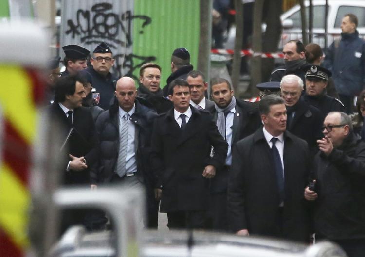 BESØG. Manuel Valls - i centrum - besøgte i går gerningsstedet, hvor  terrorister myrdede 12. 