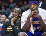 nedtur. Lakers-stjernen Kobe Bryant (tv) kigger på det lysende display, der viser, hvor meget det tidligere storhold er bagud mod lokalrivalerne. 