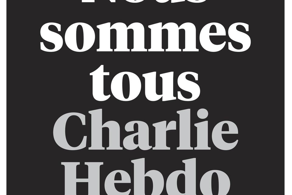 Med store bogstaver står 'Nous sommes tous Charlie Hedbo', der på fransk betyder 'Vi er alle Charlie Hedbo'. Under hashtagget #JeSuisCharlie har en bølge af reaktioner strømmet ind over de sociale medier - der ligesom Information støtter op om Charlie Hedbo og ytringsfriheden. 