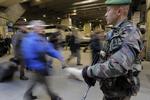 SIKKERHED. Soldat patruljerer på jernbanestation efter det islamistiske terrorangreb i Paris. 