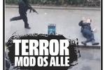 Hvide versaler med teksten 'TERROR MOD OS ALLE' supplerer et billede af betjenten, der blev likvideret på gaden uden for satiremagasinet Charlie Hebdo. 