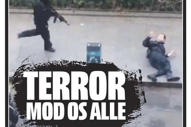Hvide versaler med teksten 'TERROR MOD OS ALLE' supplerer et billede af betjenten, der blev likvideret på gaden uden for satiremagasinet Charlie Hebdo. 