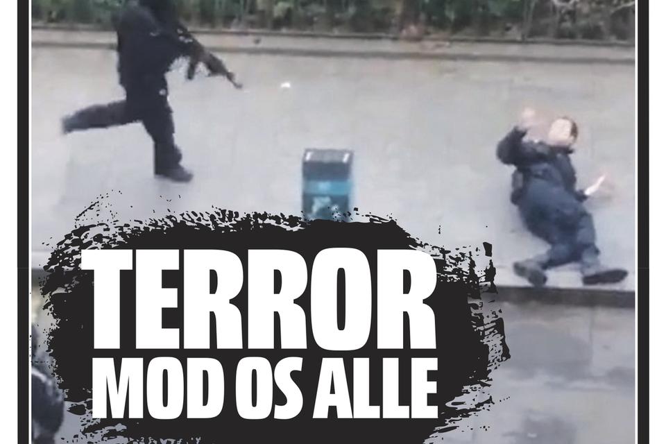 Hvide versaler med teksten 'TERROR MOD OS ALLE' supplerer et billede af betjenten, der blev likvideret på gaden uden for satiremagasinet Charlie Hebdo. 