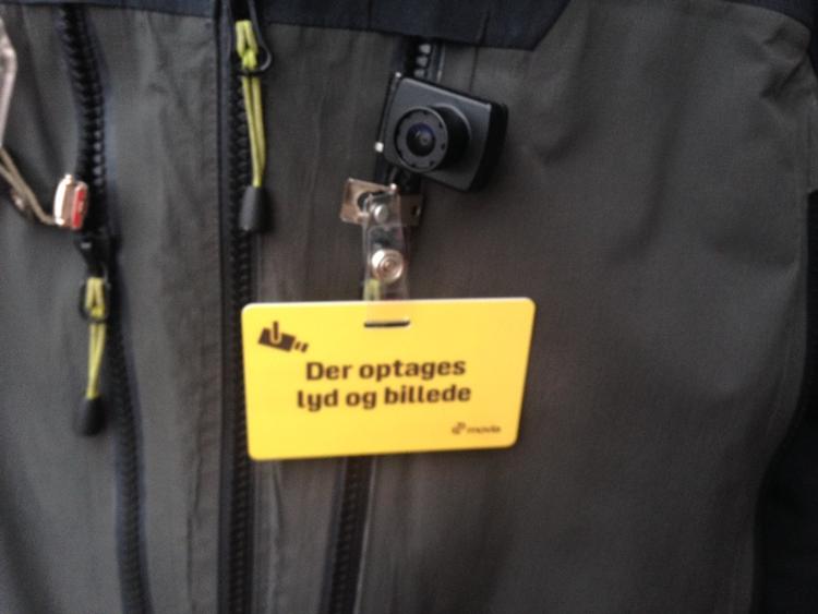 Kamera. Buskontrollører får nu et mobilt kamera med ud, når de skal kontrollere passagernes billetter. Foto: Movia 