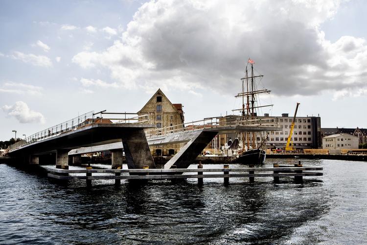 HAVNERUNDFART. You Run er to loops, hvor man kommer over den nye bro ved Nyhavn i den ene ende og Bryggebroen ved Fisketorvet i den anden ende. Hvis ellers broen bliver færdig. 