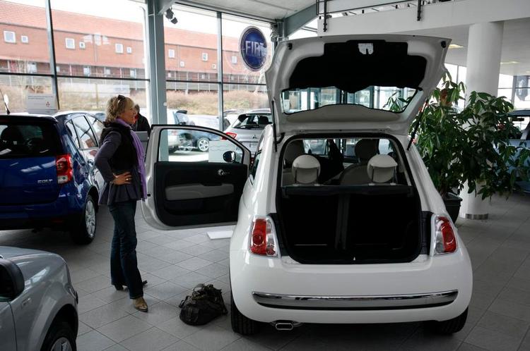 Tilbudsjagt. I kommende weekend vil mange bilforhandlere stå klar med gode tilbud på udvalgte modeller. Ofte vil bilen blive tilbudt med ekstra udstyr uden merpris. Morten Langkilde 