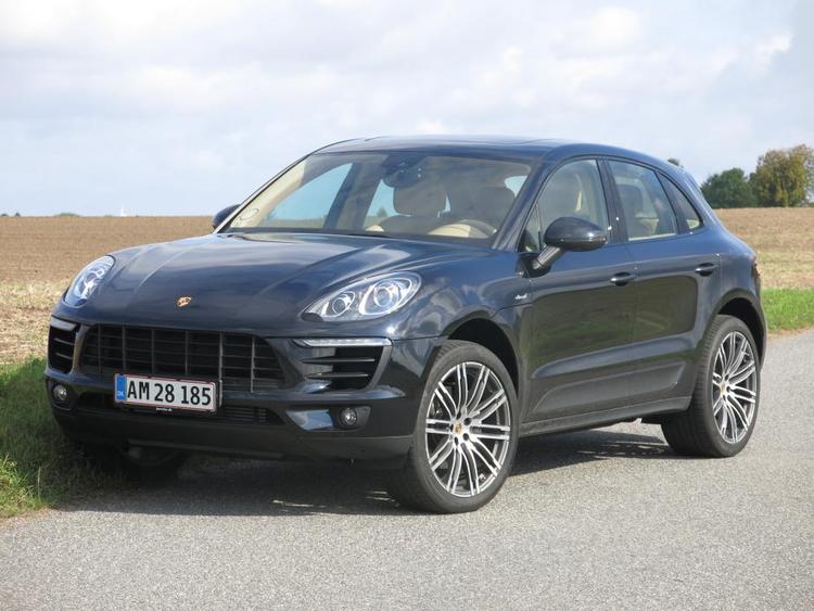 alsidig. Porsche Cayenne har firehjulstræk, og den ville formentlig bevare fodfæstet, hvis vi havde sendt den ud over markerne. 