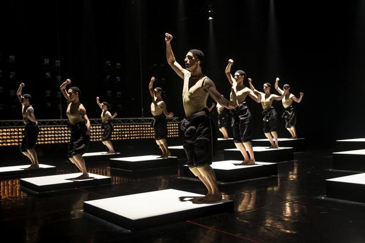 KROPSVÆRK. Udfordrende sjovt er det, når Alexander Ekman laver installation med kroppe og kaktusser. 