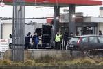 Fransk politi i gang med undersøgelser  på en tankstation ved byen Villers-Cotteret udenfor Paris. 