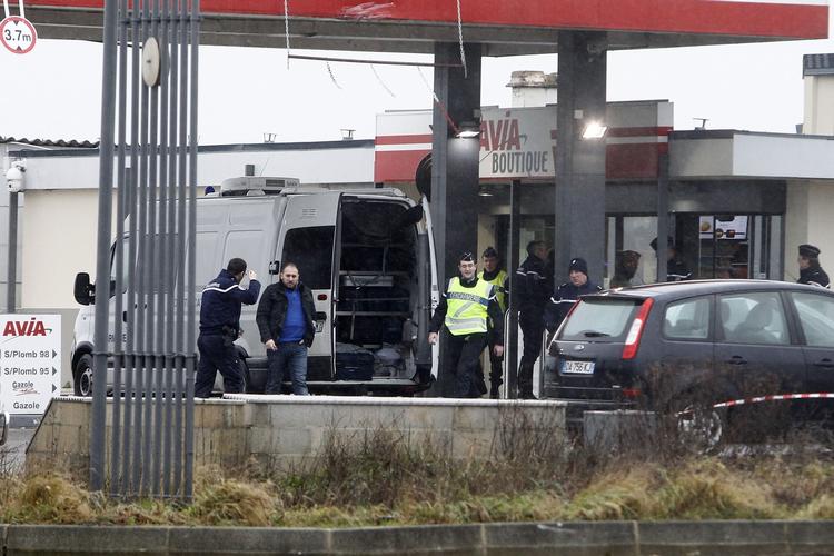 Fransk politi i gang med undersøgelser  på en tankstation ved byen Villers-Cotteret udenfor Paris. 