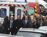 AFVÆRGRET. Francois Hollande mødte op ved Charlie Hebdo få timer efter angrebet i går og fortalte bl.a. om angreb, der er blevet undgået. 