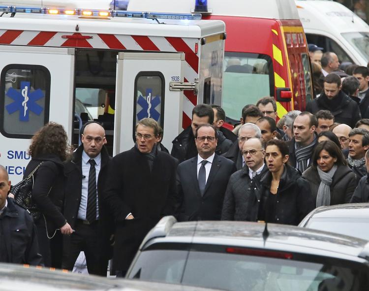 AFVÆRGRET. Francois Hollande mødte op ved Charlie Hebdo få timer efter angrebet i går og fortalte bl.a. om angreb, der er blevet undgået. 