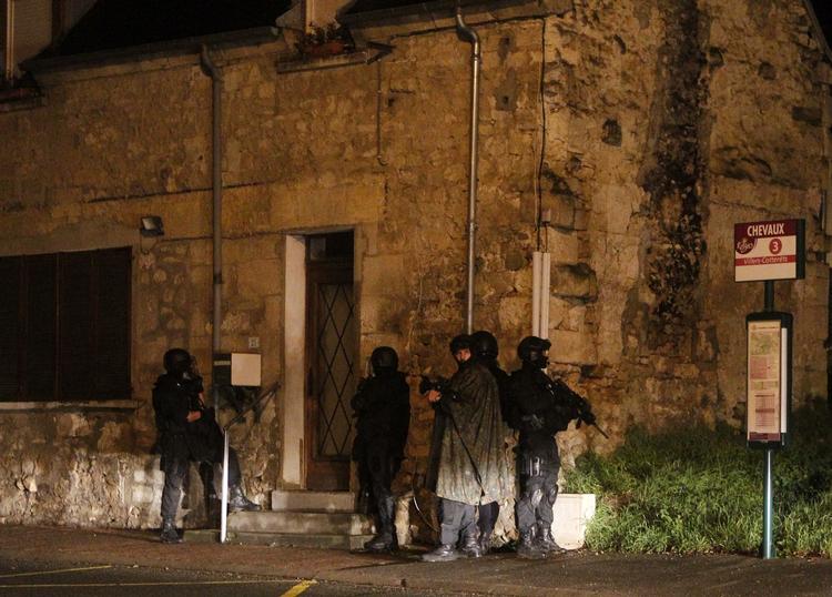 JAGT. Politiet gennemsøger flere bygninger i småbyer nordøst for Paris i eftersøngingen af to mistænkte brødre. 