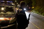 Menneskejagt. En politibetjent bevogter vejen ind i byen Fleury, nordøst for Paris, hvor antiterrorenheder til aften gennemførte ransagninger. 