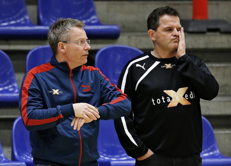 EM-kval. Landstræner Gudmundur Gudmundsson (tv) og assisterende træner Peter Bredsdorff-Larsen følger de danske spillere under opvarmning i Frederiksberg Hallerne. 