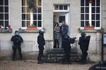 Eftersøgning. Politiet gennemsøger flere landsbyrer i et større område nordøst for Paris i eftersøgningen af de mistænkte for angrebet på Charlie Hebdo. 