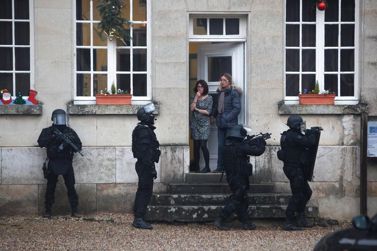 Eftersøgning. Politiet gennemsøger flere landsbyrer i et større område nordøst for Paris i eftersøgningen af de mistænkte for angrebet på Charlie Hebdo. 