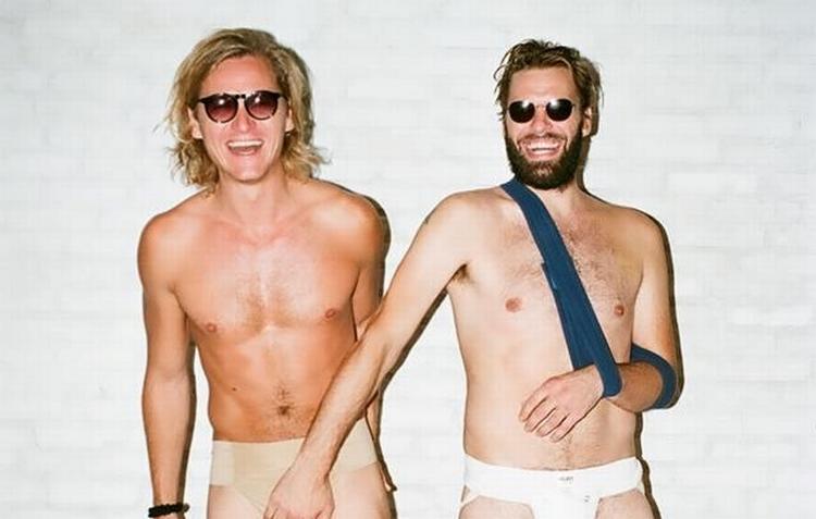 Weekendguide. Simon og Simon 'hånd i hånd'. 