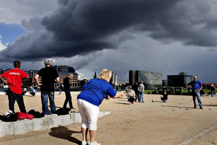 VM-sølv. Danskerne er begyndt at tage den franske sport petanque til sig. Her under en petanque-festival på Islands Brygge i København. 