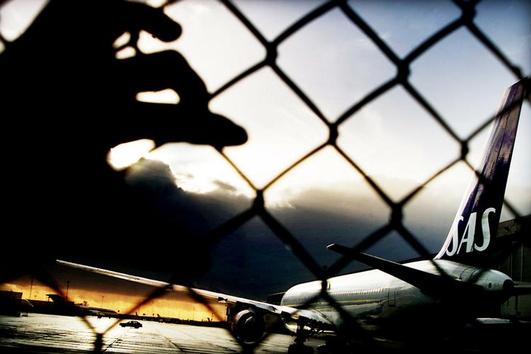 Afgang. SAS har ikke intentioner om at sænke brændstoftillægget, selv om prisen på brændstof er i bund i øjeblikket. Selskabet sikrer faste priser for en længere periode, så faldet er længere tid om at slå igennem. 