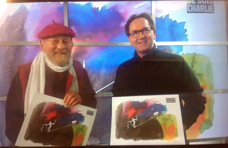 Støtte. Kurt Westergaard (tv) og Erik Guldager fra Galleri Draupner ses her med støttetegningen til fordel for Charlie Hebdo. 