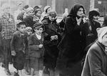 Auschwitz. Forsøget på at finde en forklaring på blandt andet rædslerne i den tyske kz-lejre i Auschwitz får den jødiske Hanns' efterkommer til at dykke ned i historien, der til sidst bringer hans onkel sammen med Auschwitz-kommandanten Rudolf Höss, der arresteres mod slutningen i bogen. Foto fra bogen: Auschwitz Museum og Yad Vashem 
