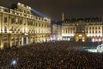 Demonstration. Hundredtusinder har allerede været ude at demonstrere deres sorg efter terrorangrebet på satiremagasinet Charlie Hebdo. Her samles folk i Lyon. 