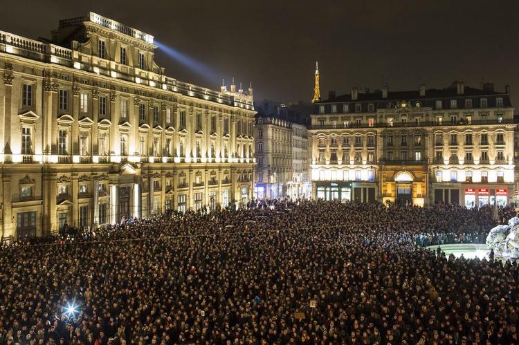 Demonstration. Hundredtusinder har allerede været ude at demonstrere deres sorg efter terrorangrebet på satiremagasinet Charlie Hebdo. Her samles folk i Lyon. 