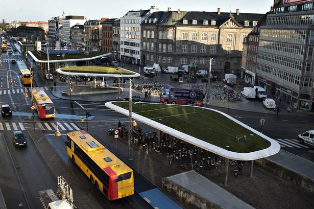 Indvielse. Al vejtrafik er samlet på  den side, der vender væk fra middelalderbyen og ud mod Nørrebro, og selve stationspladsen er integreret med gågadearealerne i Fiolstræde og Frederiksborggade. 