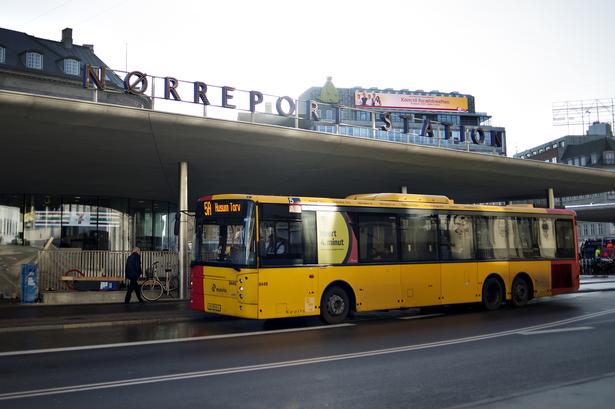 Gult. Busstoppestederne ligger koncentreret omkring Nørre Voldgade. 
