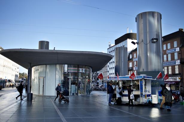 beton. Arkitekterne har skabt bygninger, som er åbne, imødekommende og tilgængelige, så de kan give størst mulig tryghed på pladsen. 