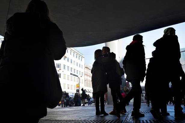 Tag. Bygningernes undersiderne er af lys beton, som reflekterer byens omgivende lys, bevægelse og farver.Oversiderne er dækkede af en grøn beplantning, som kan suge regnvand. 