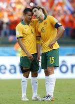 Mål. Tim Cahill (tv) og anfører Mile Jedinak scorede for hjemmeholdet i åbningskampen. 