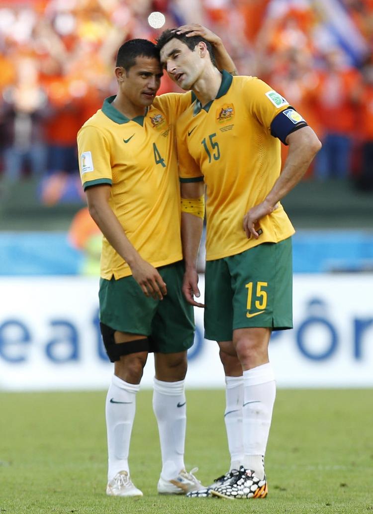 Mål. Tim Cahill (tv) og anfører Mile Jedinak scorede for hjemmeholdet i åbningskampen. 