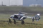 Franske betjente i gang med indtage deres positioner i byen Dammartin-en-Goële, hvor to terrormistænkte menes at have forskanset sig. 