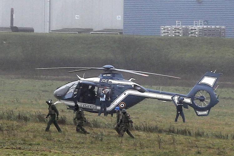 Franske betjente i gang med indtage deres positioner i byen Dammartin-en-Goële, hvor to terrormistænkte menes at have forskanset sig. 