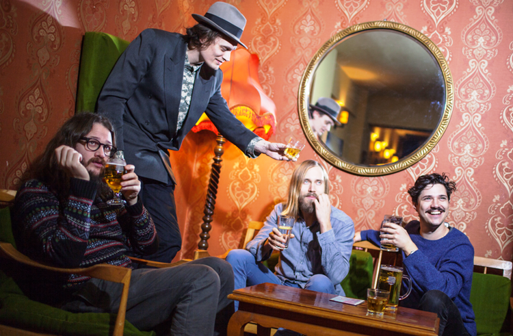 SAMLET. Liima er Mads Brauer, Casper Clausen og Rasmus Stolberg fra Efterklang og finske Tati Rönkkö (i midten). 