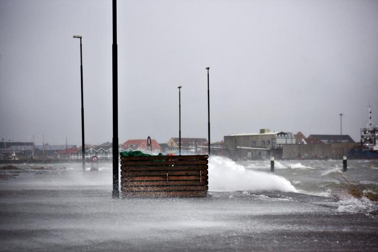 Stormlavtryk. Stormen Dagmar har ramt den jyske vestkyst. Her et billede fra havnen i Hvide Sande fra 2013. 