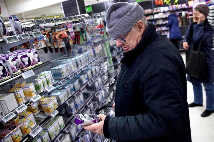 Forvirret. Flemming Frederiksen og hans kone, Rita, er begyndt at skifte til de energivenlige led-pærer, når der går en pære i lejligheden på Frederiksberg. Men emballagernes forsider er så svære at blive klog på, at Flemming konsekvent tjekker energimærket på bagsiden, når de nye lyskilder skal indkøbes. Foto: Finn Frandsen 