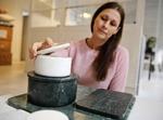 mønstret. Designer Louise Roe kan lide at arbejde med marmor, fordi det er den ægte vare. »Marmorpladen bliver aldrig kedelig på grund af de forskelligartede mønstre, og der skal ikke så meget form til, før du står med et flot produkt«. Hun har designet skåle og marmorplader i grøn og hvid. 