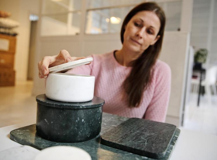 mønstret. Designer Louise Roe kan lide at arbejde med marmor, fordi det er den ægte vare. »Marmorpladen bliver aldrig kedelig på grund af de forskelligartede mønstre, og der skal ikke så meget form til, før du står med et flot produkt«. Hun har designet skåle og marmorplader i grøn og hvid. 