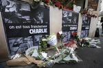 TERROR. Folk har i sympati lagt blomster ved satiremagasinet Charlie Hebdo, som i terroreksperters øjne var et strategisk mål 