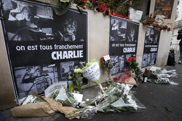TERROR. Folk har i sympati lagt blomster ved satiremagasinet Charlie Hebdo, som i terroreksperters øjne var et strategisk mål 