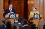 March. Tyske Angela Merkel og britiske David Cameron gør Helle Thorning-Schmidt og en lang række andre EU-ledere ved March i Paris. 