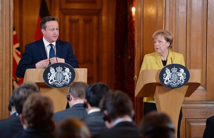 March. Tyske Angela Merkel og britiske David Cameron gør Helle Thorning-Schmidt og en lang række andre EU-ledere ved March i Paris. 