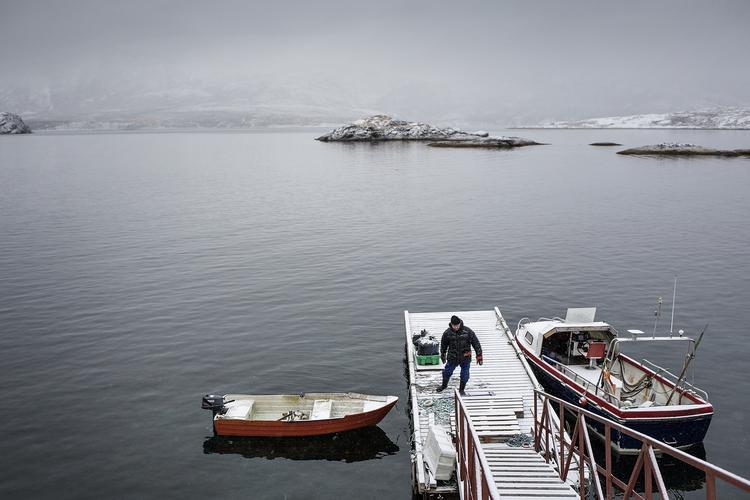Plads. Landskabet uden for Nuuk er præget af åbne vidder og brede fjorde - her ved bygden Kapisillit nær Nuuk. Selvstyret håber på, at de rige mineralforekomster i området snart vil blive omsat til miner, der kan skaffe indtægter til den trængte økonomi. 