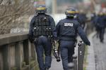 Terrorsag. Tre eftersøgte mænd er dræbt, men fransk politi mangler stadig at finde en 26-årig kvinde. 